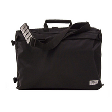 Lataa kuva Galleria-katseluun, Altierin hihnalla varustettu musta tilava laukku huilulle, piccololle, nuoteille ja nuottitelineelle. Voidaan käyttää myös reppuna.