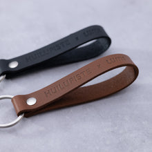 Lataa kuva Galleria-katseluun, HUILUPISTE X LUMI nahkainen avaimenperä
