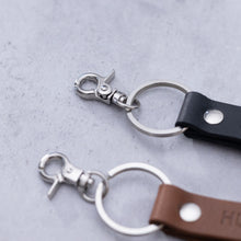 Lataa kuva Galleria-katseluun, HUILUPISTE X LUMI nahkainen avaimenperä
